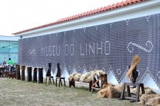 Vila Verde: 1º Aniversário do Museu do Linho festejado com 30 mulheres a Espadelar o Linho